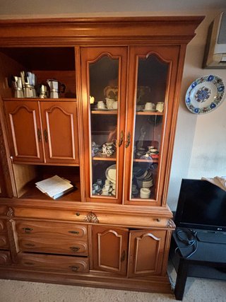 Mueble de salón clásico madera y cristal