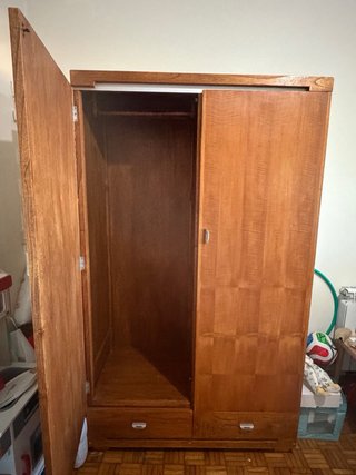 Armario de madera con cajones