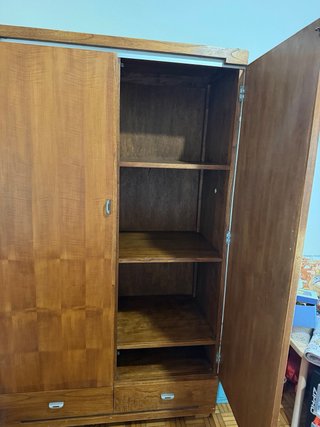 Armario de madera con cajones