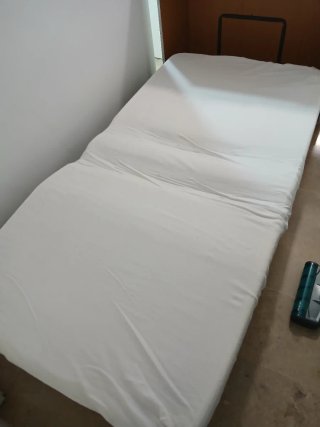 Cama abatible con estructura metálica
