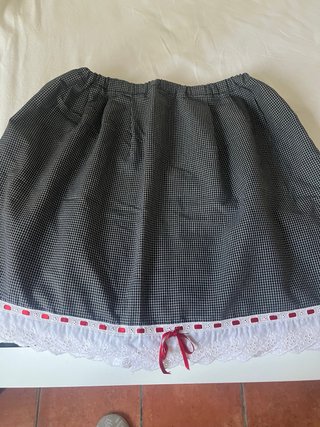 Falda cuadros y alpargatas negras
