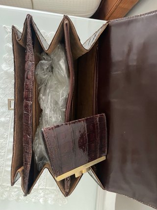 Bolso de piel marrón cocodrilo con cartera a juego
