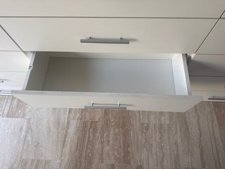 Mueble expositor con cajones