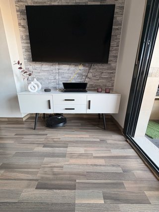 Mueble TV blanco y negro seminuevo