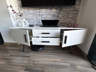 Mueble TV blanco y negro seminuevo