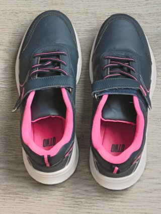 Zapatillas deportivas UTWO negras y rosas