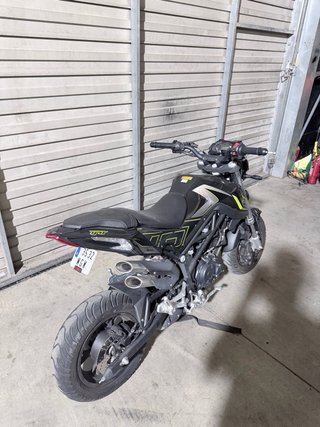 Benelli TNT 125 Naked 2023 Negra/Amarilla