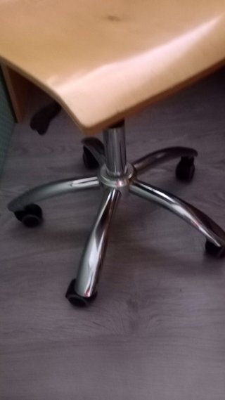 Silla giratoria madera y metal con ruedas