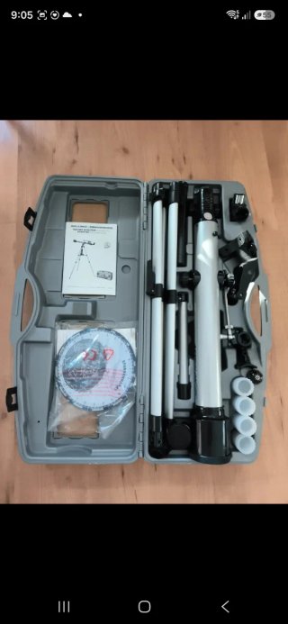 Telescopio con trípode y accesorios