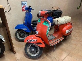 Vespa Azul y Naranja