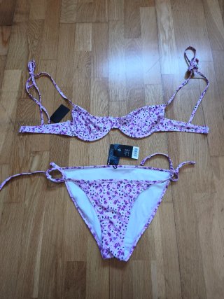 Bikini floral morado y blanco.