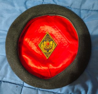 Boina Negra con Chapa Escudo España