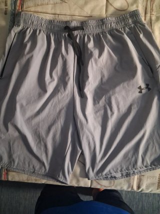 Pantalón deportivo Under Armour gris