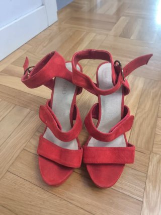 Sandalias rojas de tacón, con plataforma