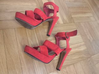 Sandalias rojas de tacón, con plataforma