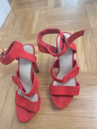 Sandalias rojas de tacón, con plataforma