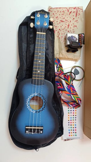 Ukelele azul con accesorios