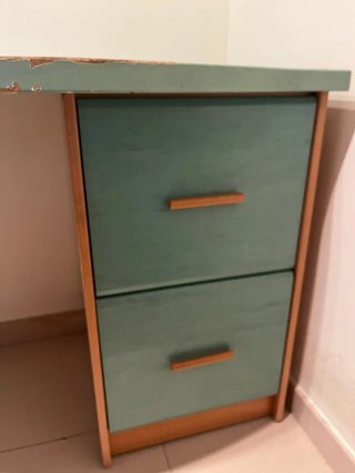 Escritorio esquinero con cajonera