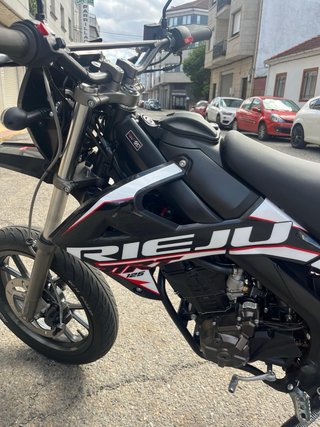 Rieju MRT 125 Supermotard Negra y Blanca