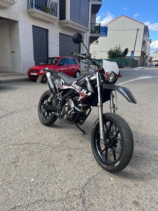 Rieju MRT 125 Supermotard Negra y Blanca