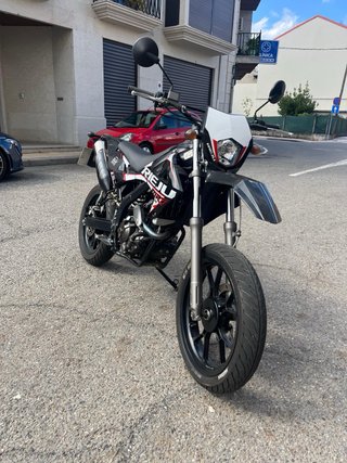 Rieju MRT 125 Supermotard Negra y Blanca