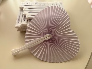 Abanico de papel corazón blanco