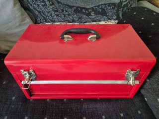 Caja de herramientas metálica nueva