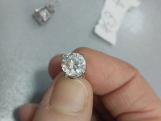 A634 Orecchini punto luce 8mm pietra tonda inox