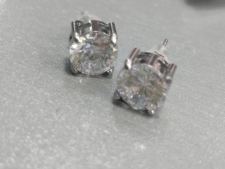 A634 Orecchini punto luce 8mm pietra tonda inox
