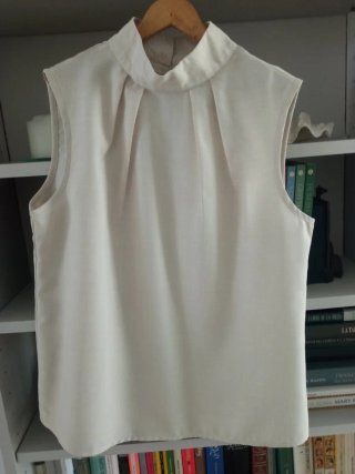 Blusa beige sin mangas
