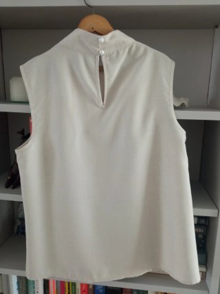 Blusa beige sin mangas