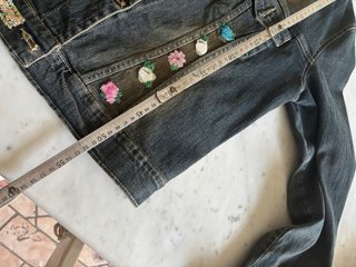 Giubbino jeans con pizzi e decori floreali