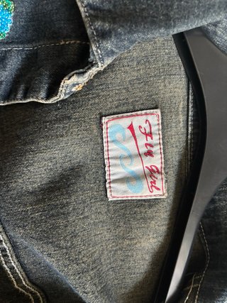 Giubbino jeans con pizzi e decori floreali