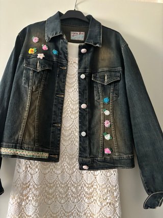 Giubbino jeans con pizzi e decori floreali