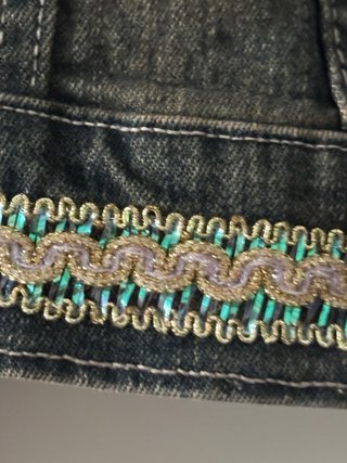 Giubbino jeans con pizzi e decori floreali