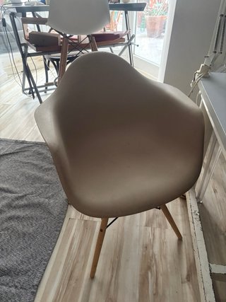 Sillas comedor beige y transparentes