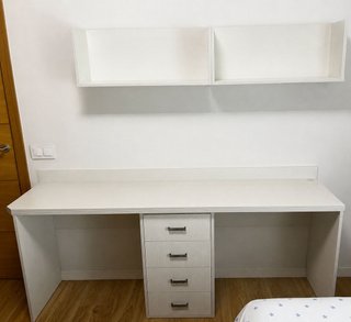 Escritorio con cajonera central y dos estantes