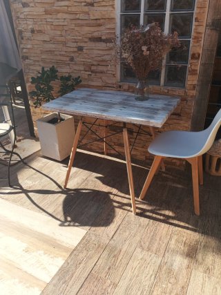 Mesa de madera y metal