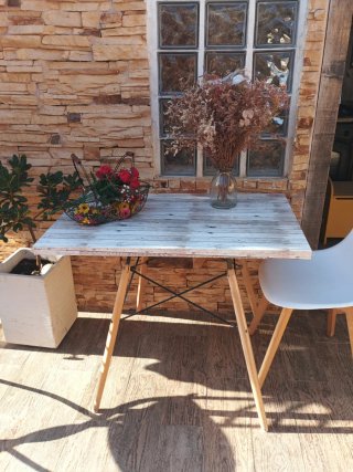 Mesa de madera y metal