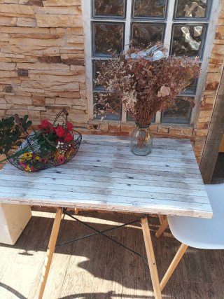 Mesa de madera y metal