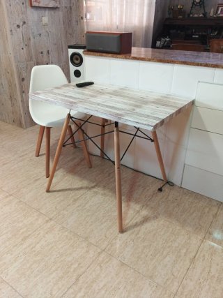 Mesa de madera y metal