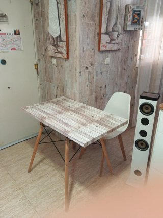 Mesa de madera y metal