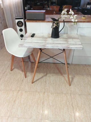 Mesa de madera y metal