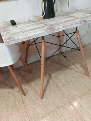 Mesa de madera y metal