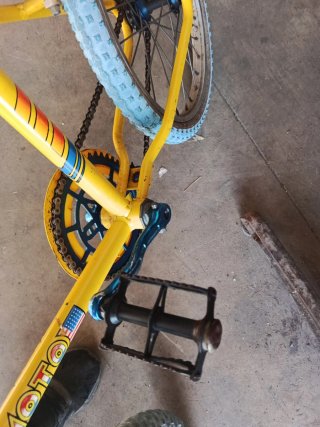 Bicicleta BMX Akimoto Amarilla