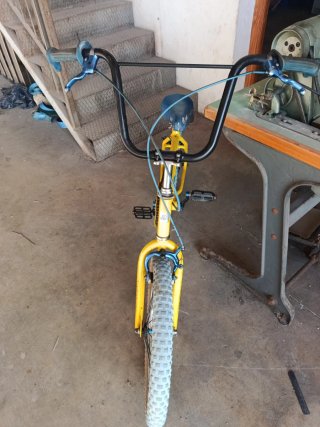 Bicicleta BMX Akimoto Amarilla