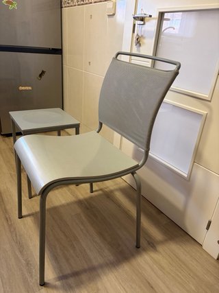 Sillas de cocina grises (2 unidades) y 2 taburetes