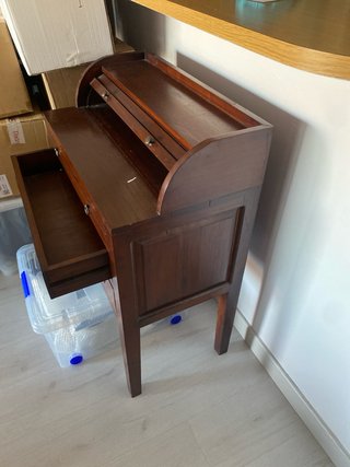 Escritorio de madera con cajones y persiana