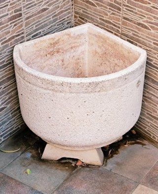 Jardinera de piedra esquinera beige