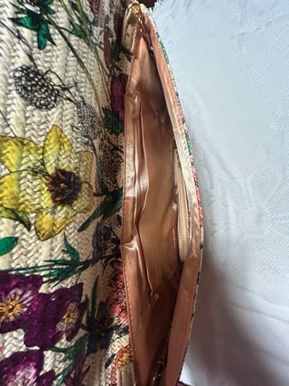 Bolso de mano floral con cadena dorada